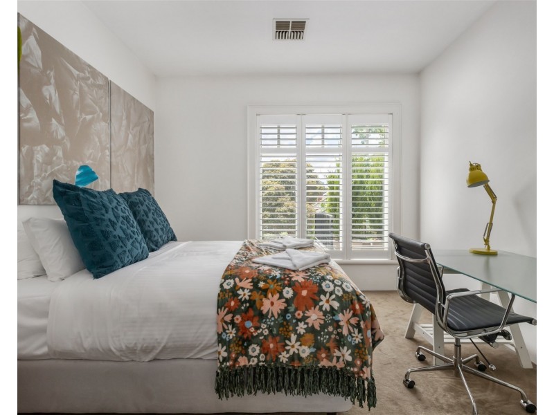 33  Loch St, St Kilda West VIC 3182