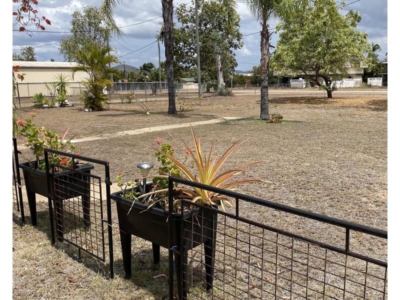 6 Hillview Crescent, Collinsville QLD 4804