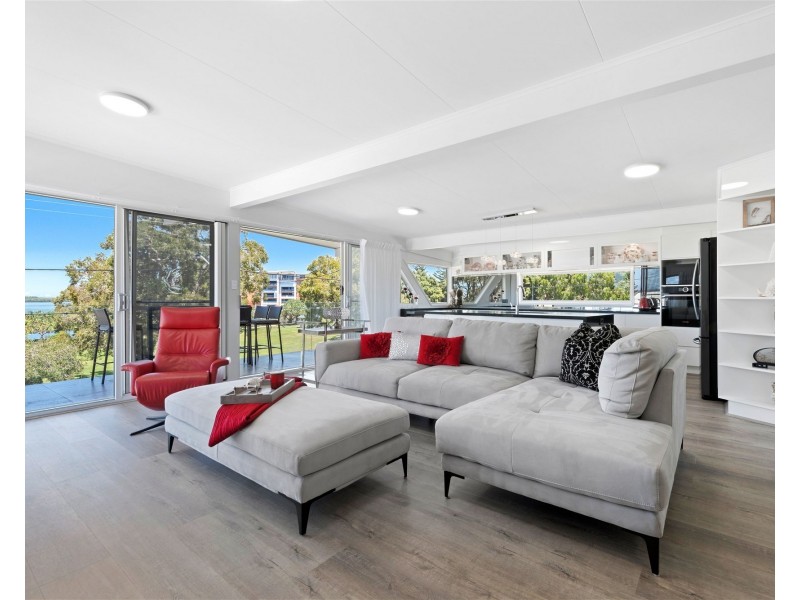 TOP FLOOR/13 LAMEROUGH PARADE, Golden Beach QLD 4551