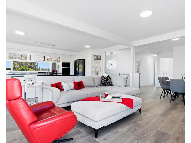 TOP FLOOR/13 LAMEROUGH PARADE, Golden Beach QLD 4551