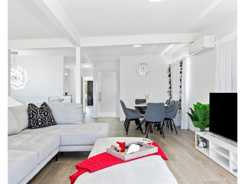 TOP FLOOR/13 LAMEROUGH PARADE, Golden Beach QLD 4551