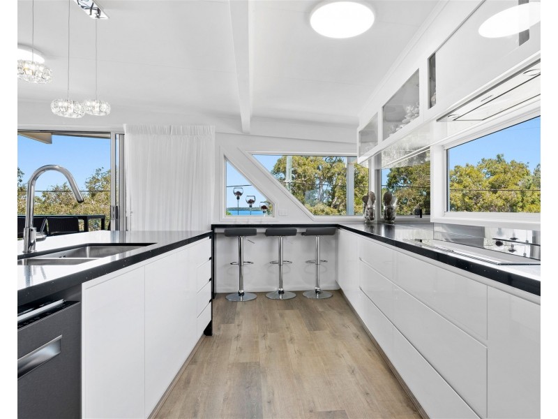 TOP FLOOR/13 LAMEROUGH PARADE, Golden Beach QLD 4551