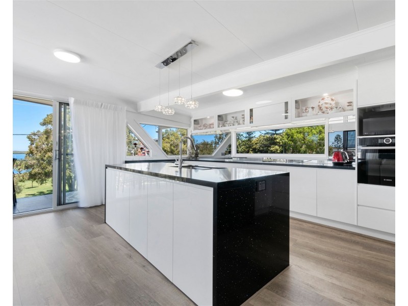 TOP FLOOR/13 LAMEROUGH PARADE, Golden Beach QLD 4551