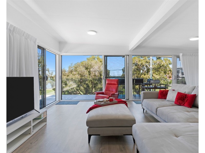 TOP FLOOR/13 LAMEROUGH PARADE, Golden Beach QLD 4551