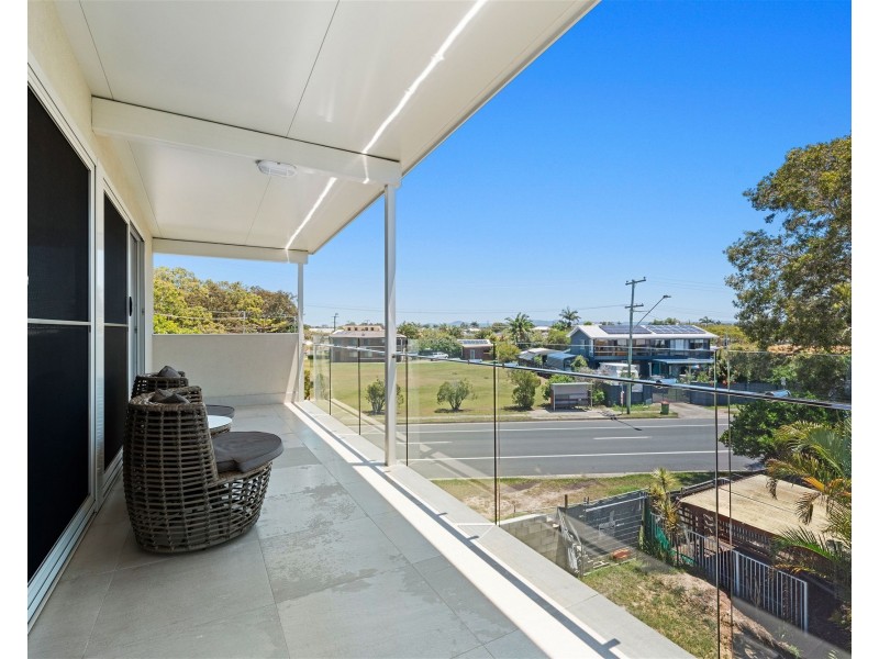 TOP FLOOR/13 LAMEROUGH PARADE, Golden Beach QLD 4551