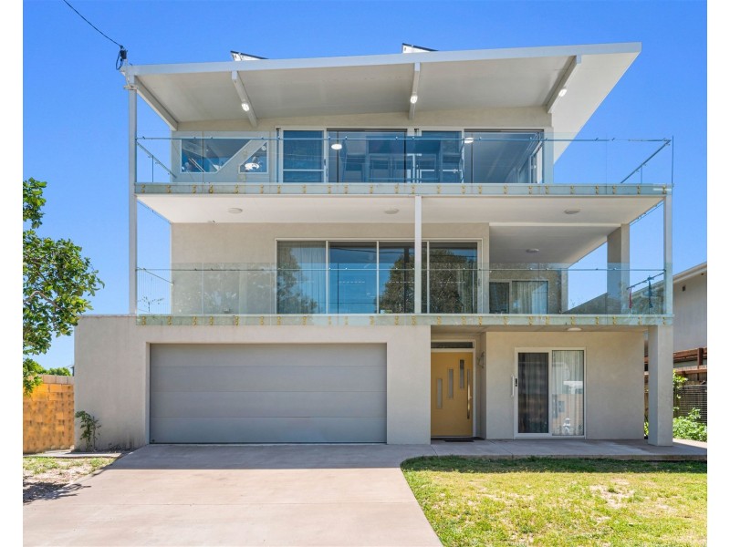 TOP FLOOR/13 LAMEROUGH PARADE, Golden Beach QLD 4551