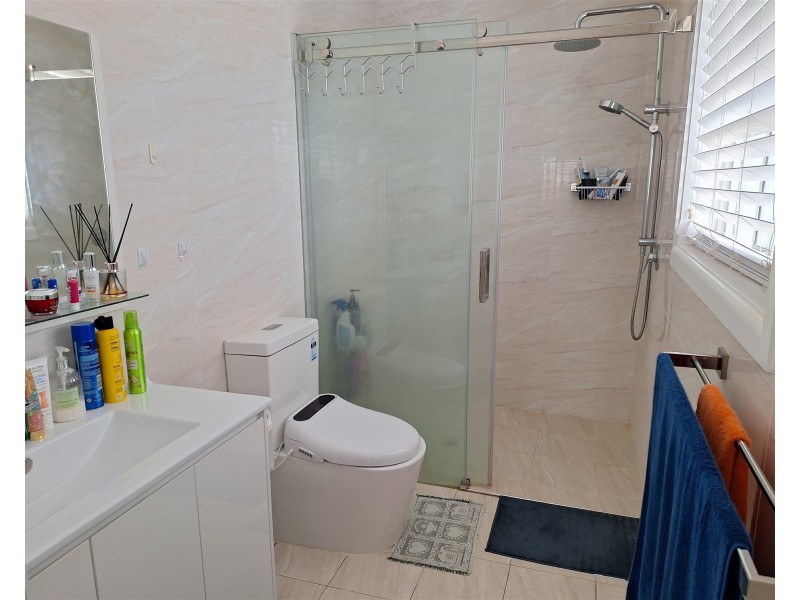 27 Meddecks Ave, Moorebank NSW 2170