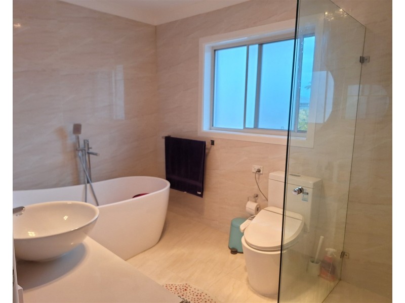 27 Meddecks Ave, Moorebank NSW 2170