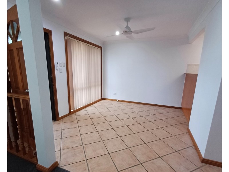 1/6 Blaxland Road, Macquarie Hills NSW 2285