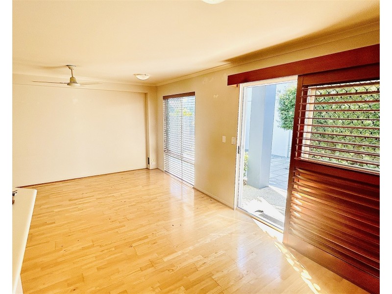 18 Lake Weyba Drive, Noosaville QLD 4566