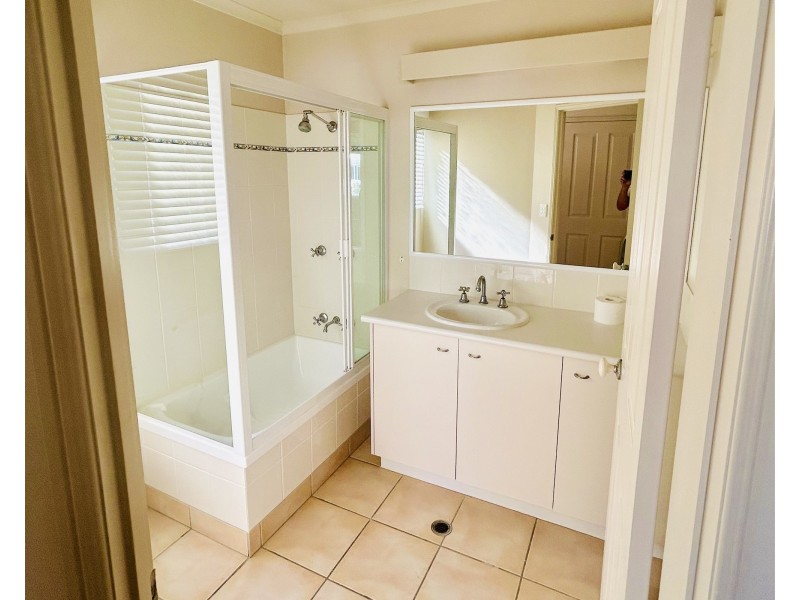 18 Lake Weyba Drive, Noosaville QLD 4566