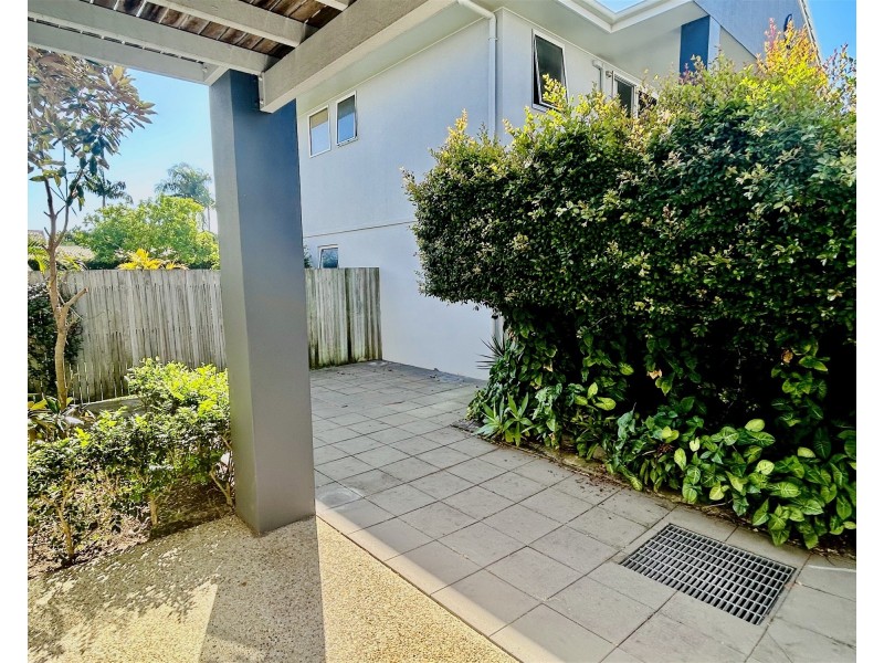 18 Lake Weyba Drive, Noosaville QLD 4566