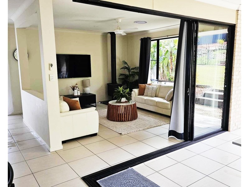 38  Hawkesbury Avenue, Pacific Pines QLD 4211