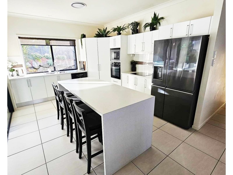 38  Hawkesbury Avenue, Pacific Pines QLD 4211