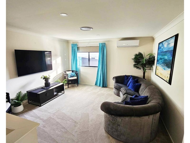 38  Hawkesbury Avenue, Pacific Pines QLD 4211