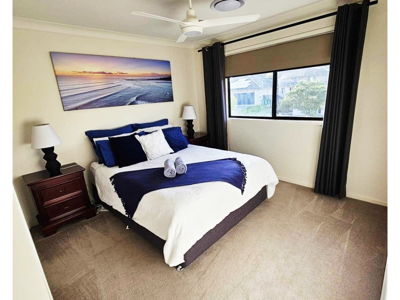 38  Hawkesbury Avenue, Pacific Pines QLD 4211