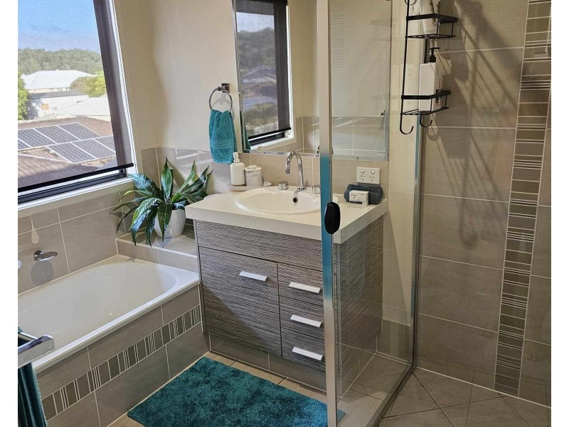 38  Hawkesbury Avenue, Pacific Pines QLD 4211