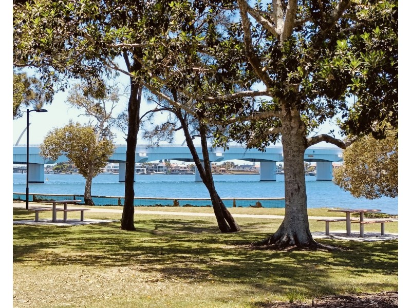 10 Milton  Avenue, Paradise Point QLD 4216
