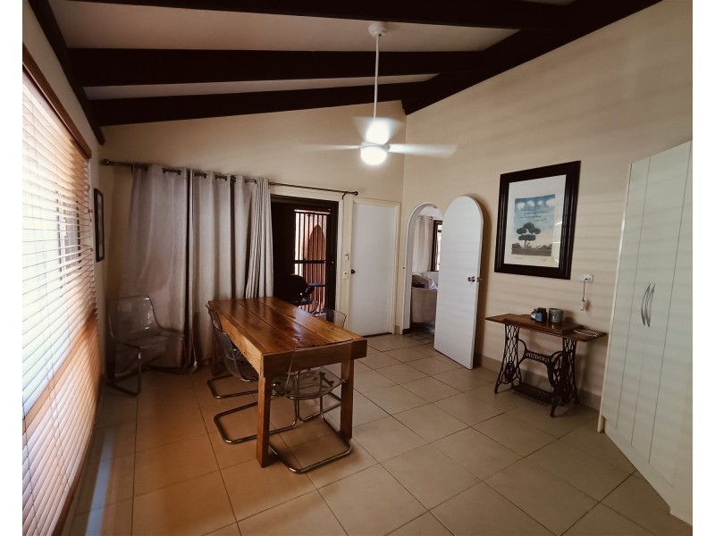 10 Milton  Avenue, Paradise Point QLD 4216