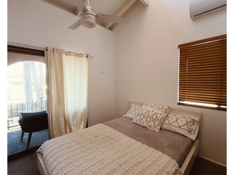 10 Milton  Avenue, Paradise Point QLD 4216