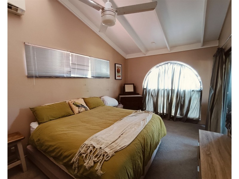 10 Milton  Avenue, Paradise Point QLD 4216