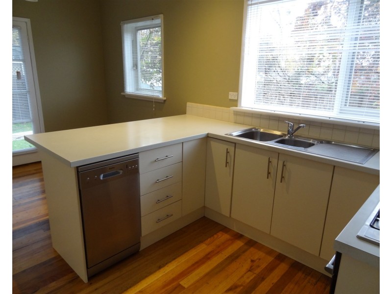 42 Lucknow, Mitcham VIC 3132