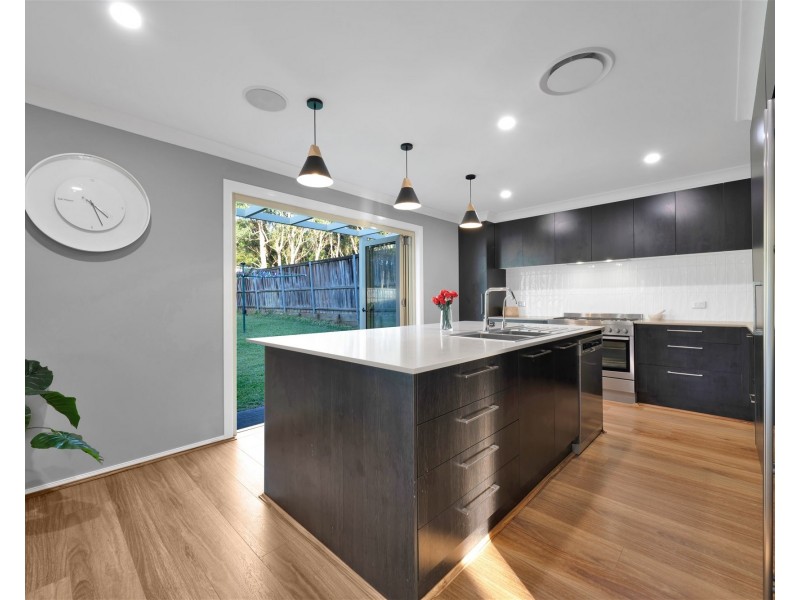 35 Bataan Circuit, Bateau Bay NSW 2261