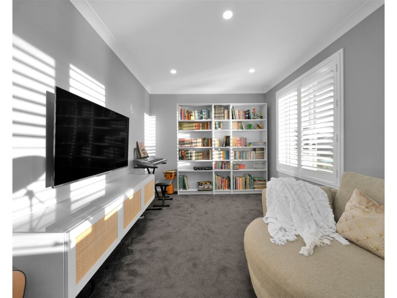 35 Bataan Circuit, Bateau Bay NSW 2261