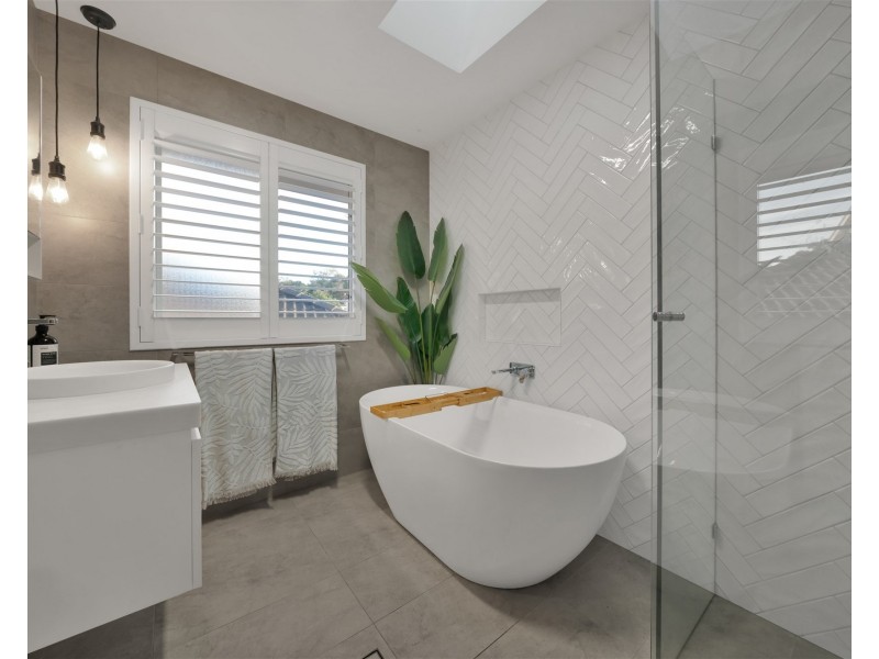 35 Bataan Circuit, Bateau Bay NSW 2261