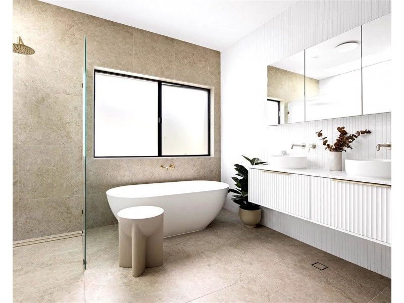 4  Himalaya Street, Mermaid Waters QLD 4218