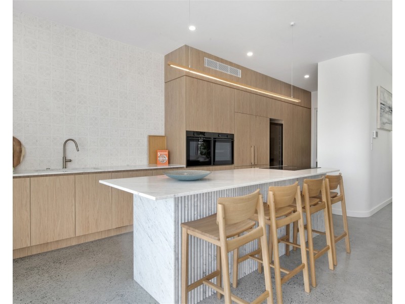 52A  Avanti St, Mermaid Waters QLD 4218