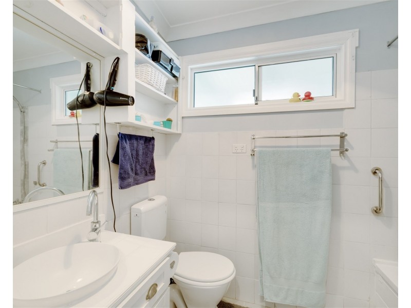 42 First Avenue, Green Point NSW 2251