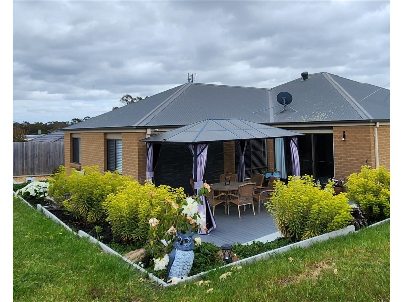 16 VILLAGE FAIR DRIVE, Newlands Arm VIC 3875