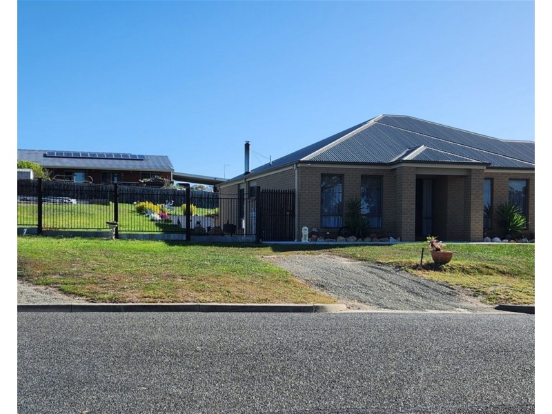 16 VILLAGE FAIR DRIVE, Newlands Arm VIC 3875