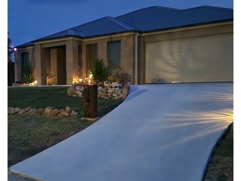 16 VILLAGE FAIR DRIVE, Newlands Arm VIC 3875