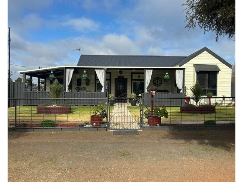 18 Loftus Street, Temora NSW 2666