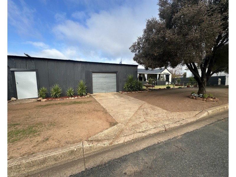 18 Loftus Street, Temora NSW 2666