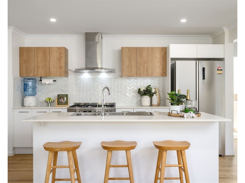 8 Senators Court, Jones Hill QLD 4570