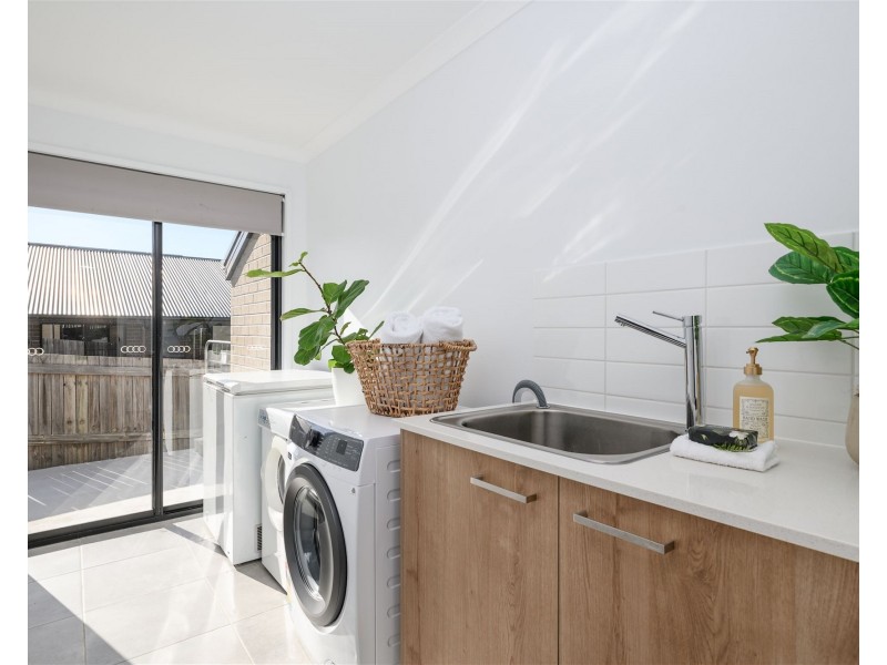 8 Senators Court, Jones Hill QLD 4570