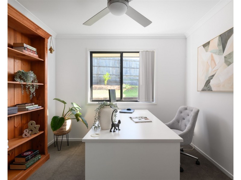 8 Senators Court, Jones Hill QLD 4570