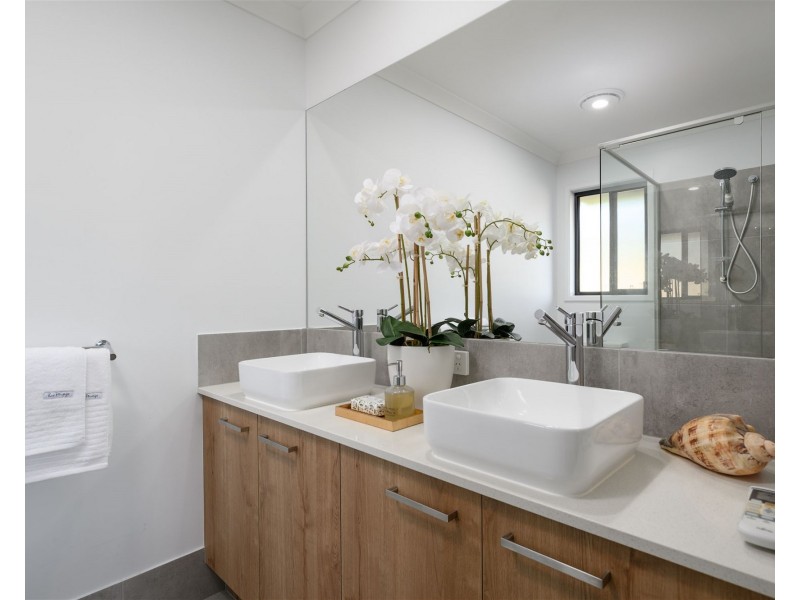 8 Senators Court, Jones Hill QLD 4570