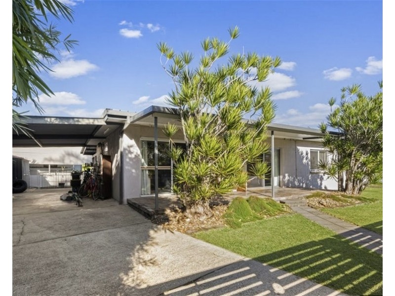 8 Newton Ave, Southport QLD 4215