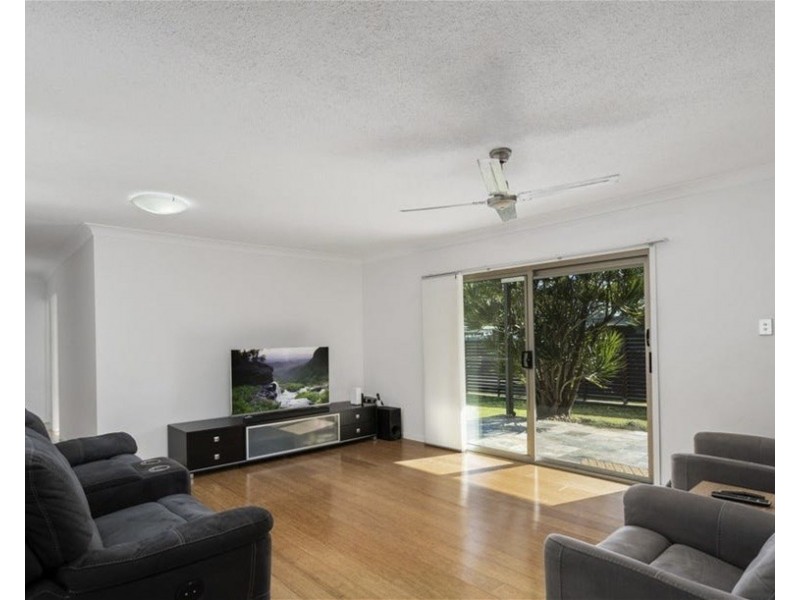 8 Newton Ave, Southport QLD 4215