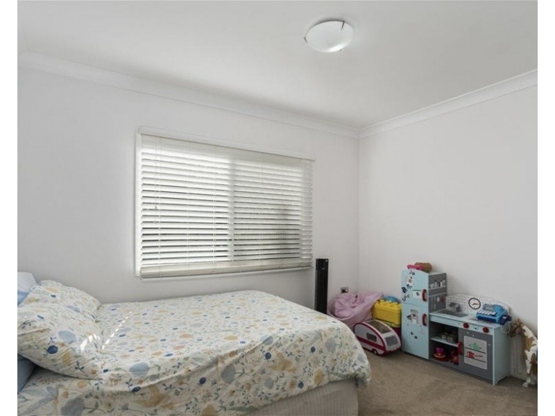 8 Newton Ave, Southport QLD 4215