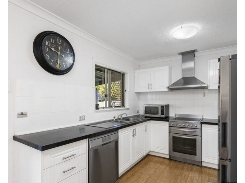 8 Newton Ave, Southport QLD 4215