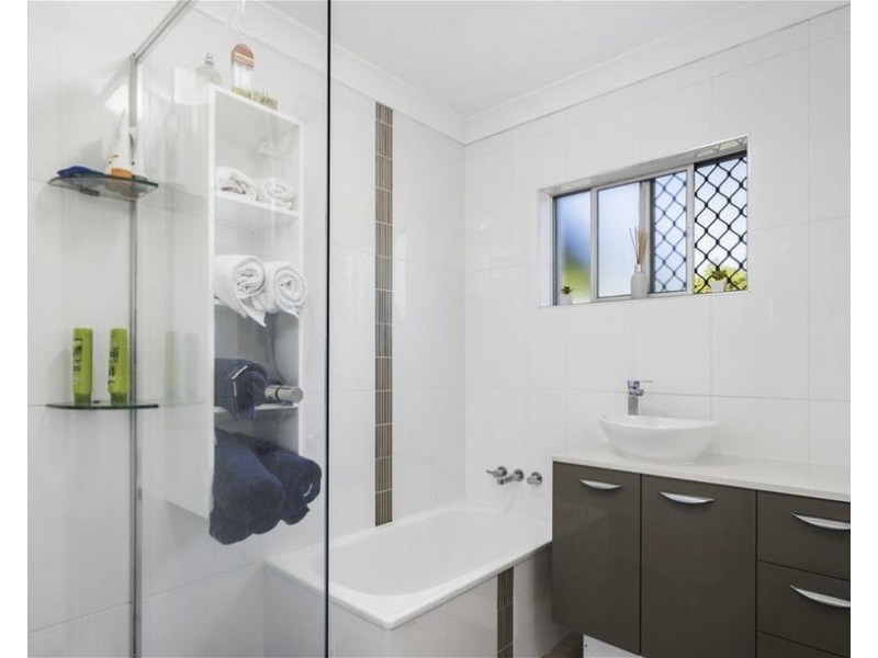 8 Newton Ave, Southport QLD 4215