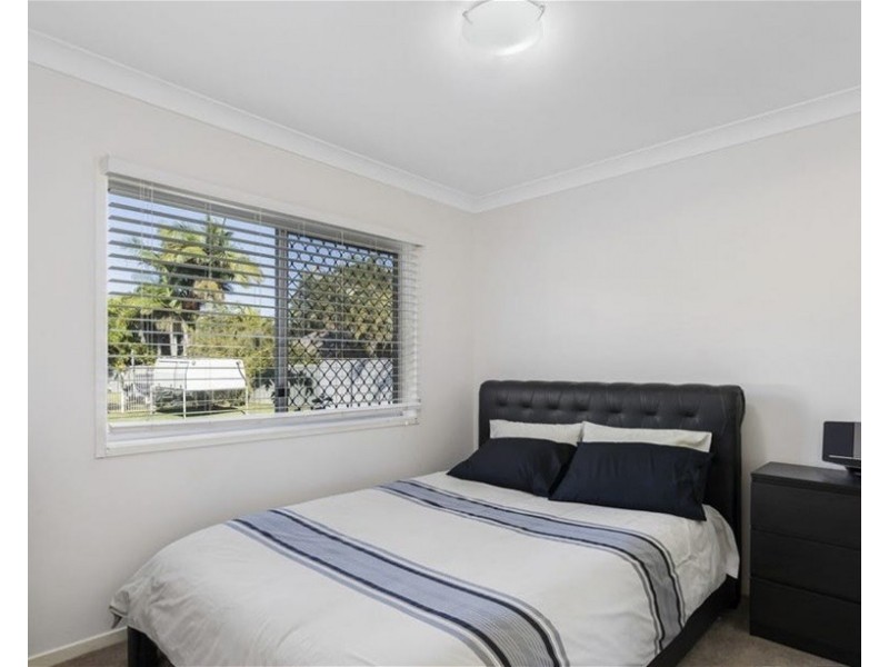 8 Newton Ave, Southport QLD 4215
