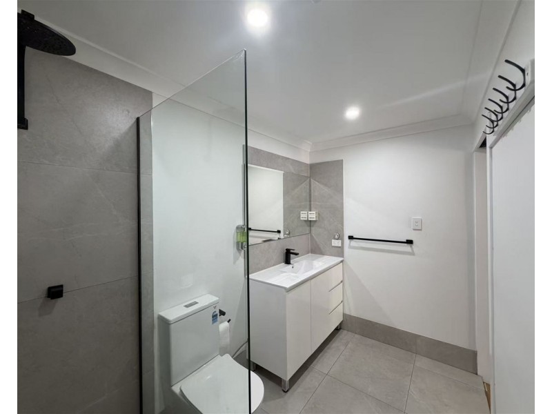 8 Newton Ave, Southport QLD 4215