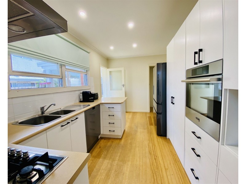 2 Alexander Avenue, Mornington VIC 3931