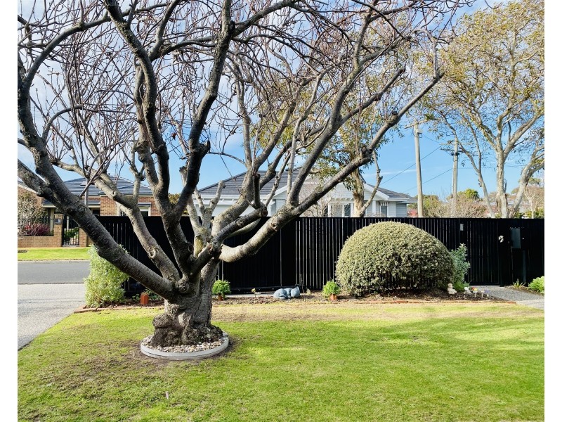 2 Alexander Avenue, Mornington VIC 3931